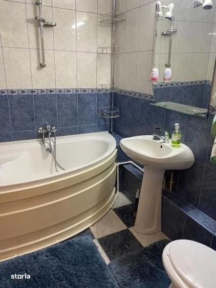 Apartament cu 4 camere semidecomandat în Văcăresti