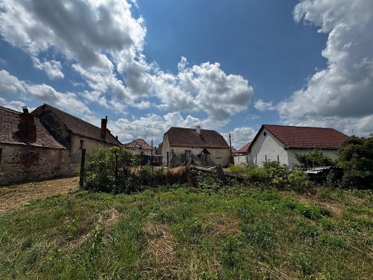 Casă individuală cu 2 camere cu Teren 2162 Mp în Vest