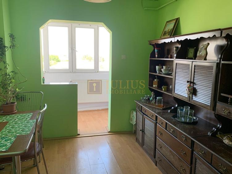 Apartament cu 3 camere semidecomandat, mobilat în Circumvalațiunii