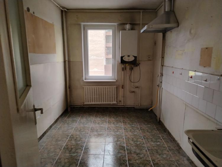 Apartament cu 3 camere decomandat în Tudor