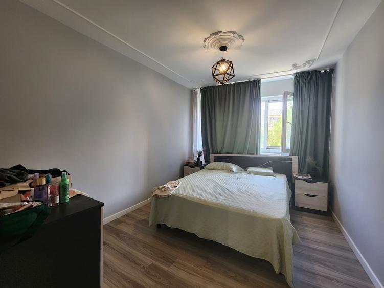Apartament cu 3 camere decomandat în Podu Roș