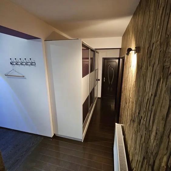 Apartament cu 3 camere decomandat în Turnișor