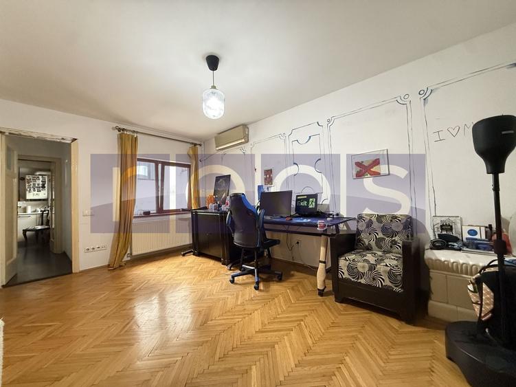 Apartament cu 4 camere semidecomandat, mobilat în P-ța Romană