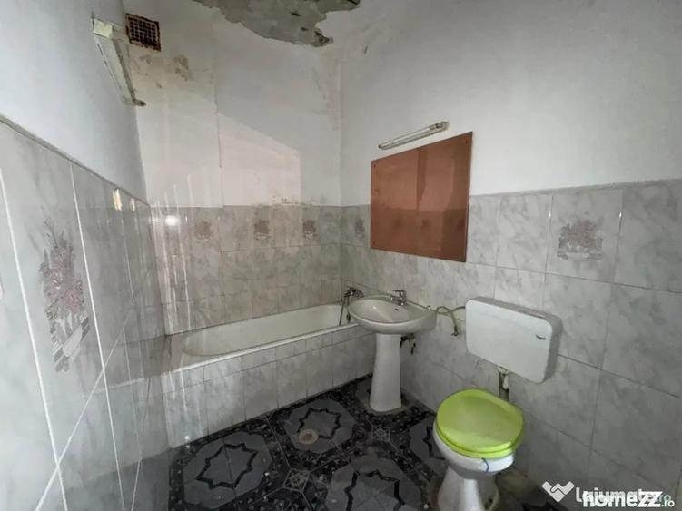Casă cu 11 camere cu Teren 341 Mp în Dudești