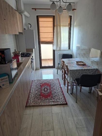 Apartament cu 2 camere decomandat, mobilat în Tractorul