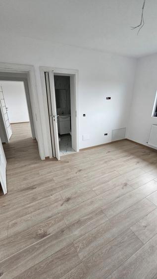 Casă cu 5 camere cu Teren 490 Mp în Păulești