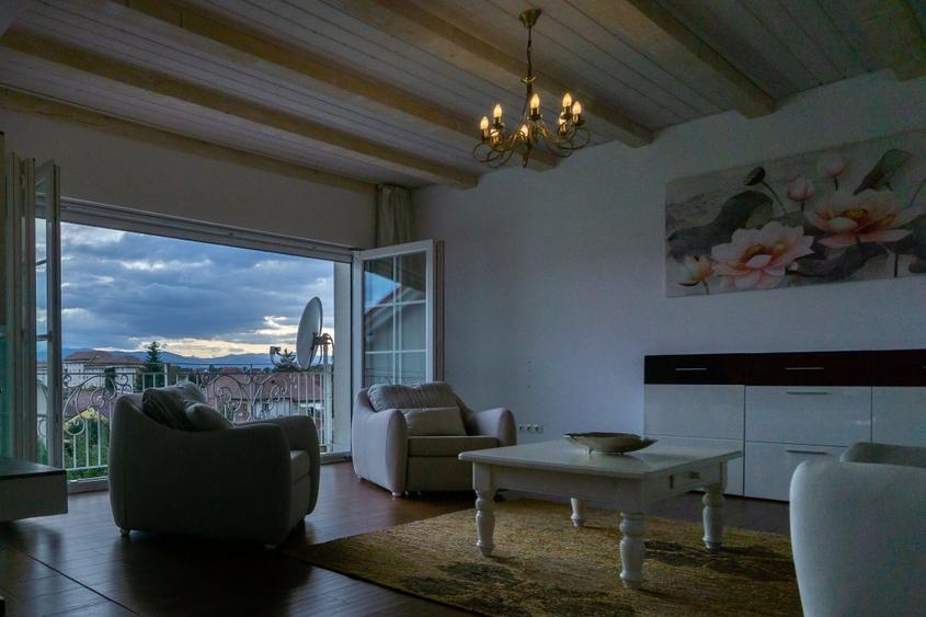 Apartament cu 5 camere decomandat în Calea Dumbrăvii