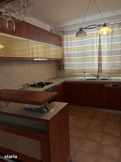Casă cu 8 camere cu Teren 250 Mp în Tei