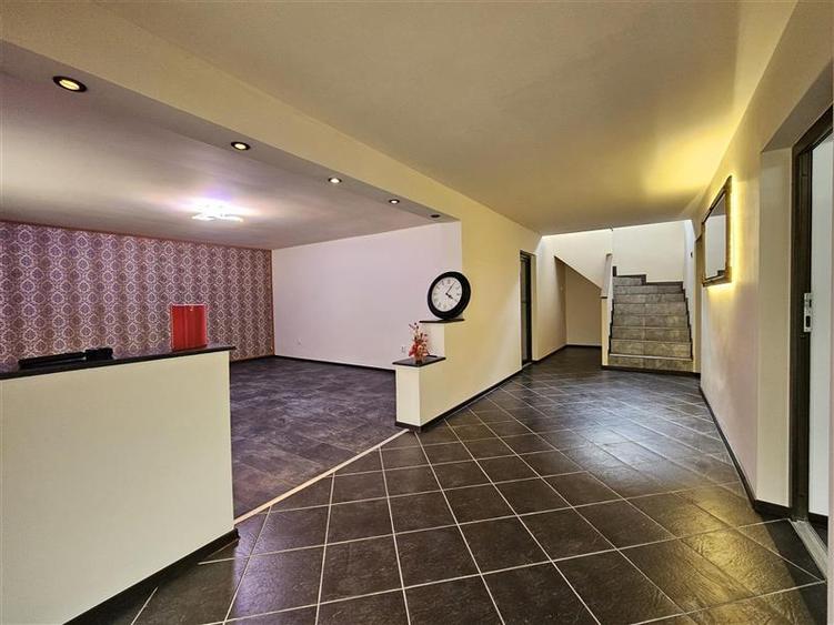 Casă individuală cu 6 camere cu Teren 887 Mp în Est