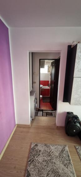 Apartament cu 3 camere semidecomandat, mobilat în Craiovița Nouă