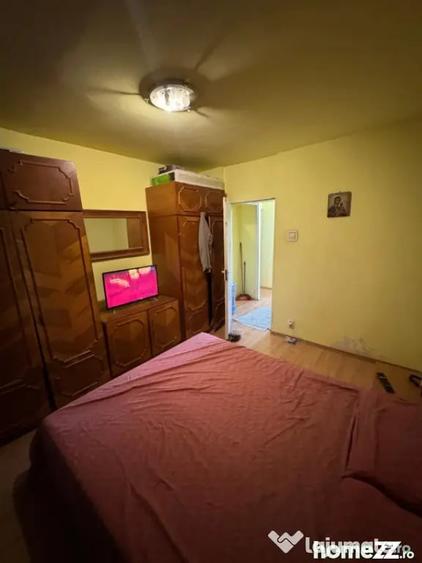 Apartament cu 3 camere decomandat în Craiovița Nouă