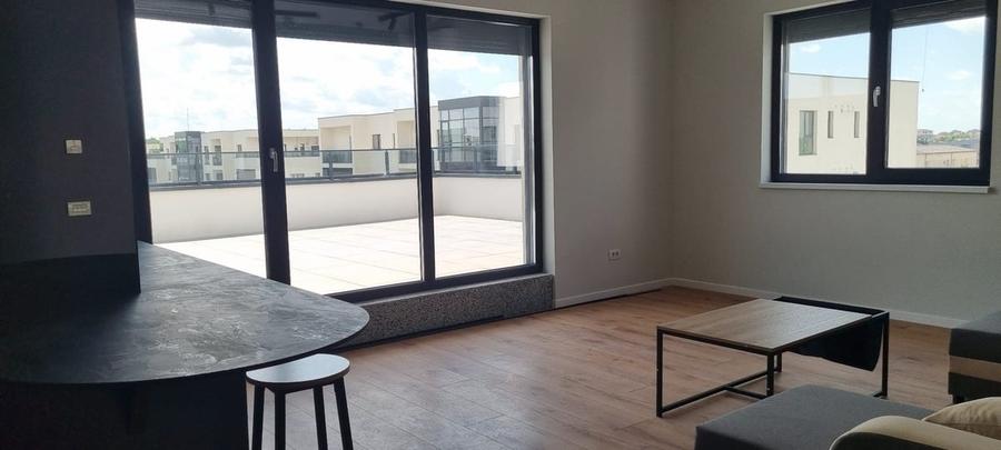 Apartament cu 3 camere semidecomandat în Tunari