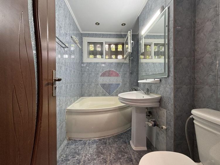 Apartament cu 3 camere semidecomandat, mobilat în Apusului