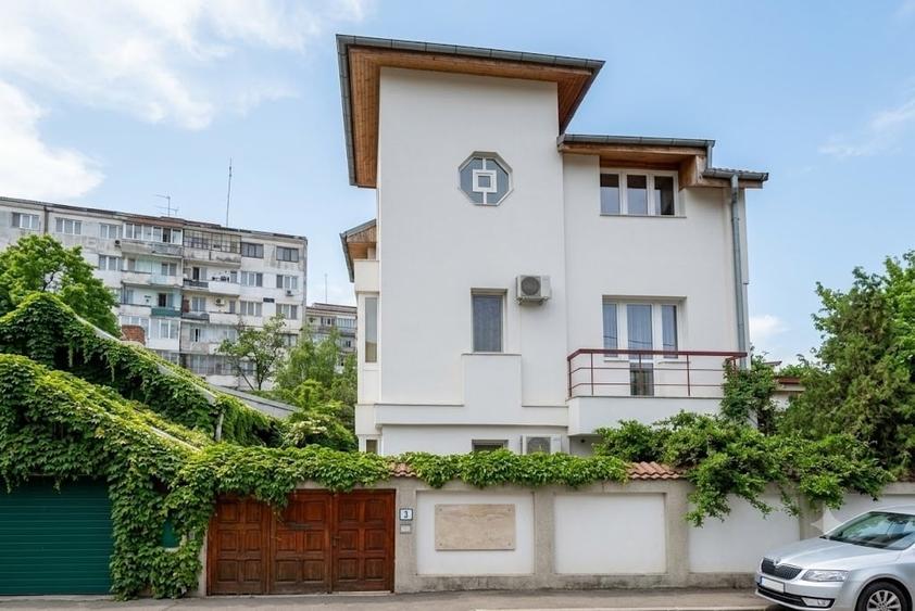 Casă cu 8 camere cu Teren 323 Mp în 1 Mai