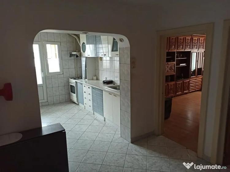 Apartament cu 4 camere decomandat în Gorjului
