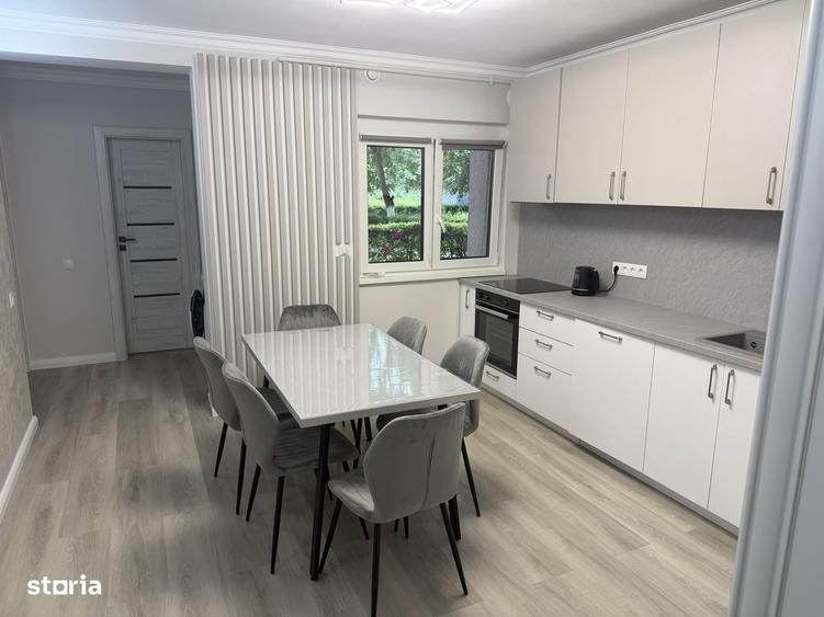 Apartament cu 3 camere decomandat în Cornișa