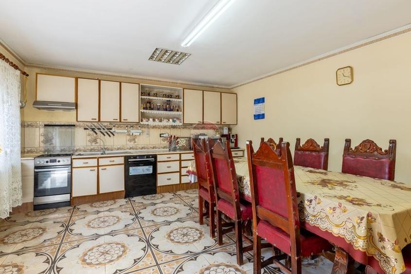 Casă individuală cu 4 camere cu Teren 800 Mp în Pârneava