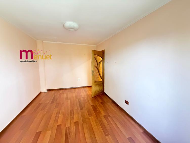 Apartament cu 3 camere semidecomandat în Vest