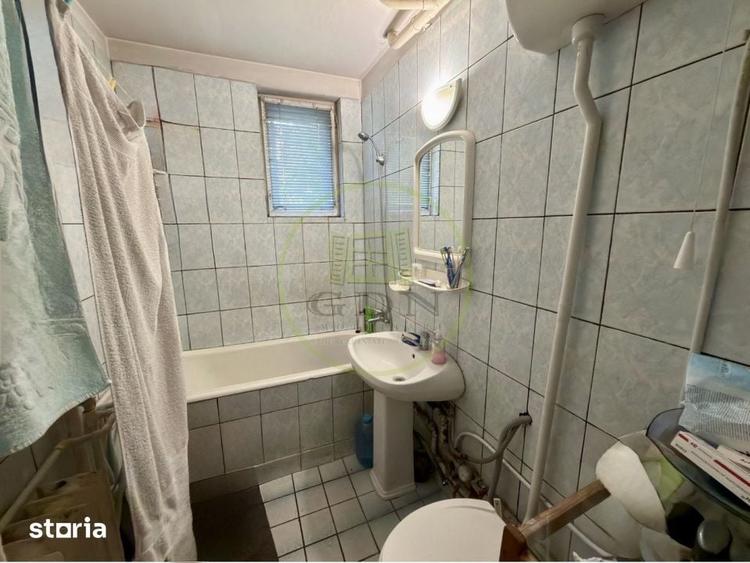 Apartament cu 3 camere decomandat în Calea București