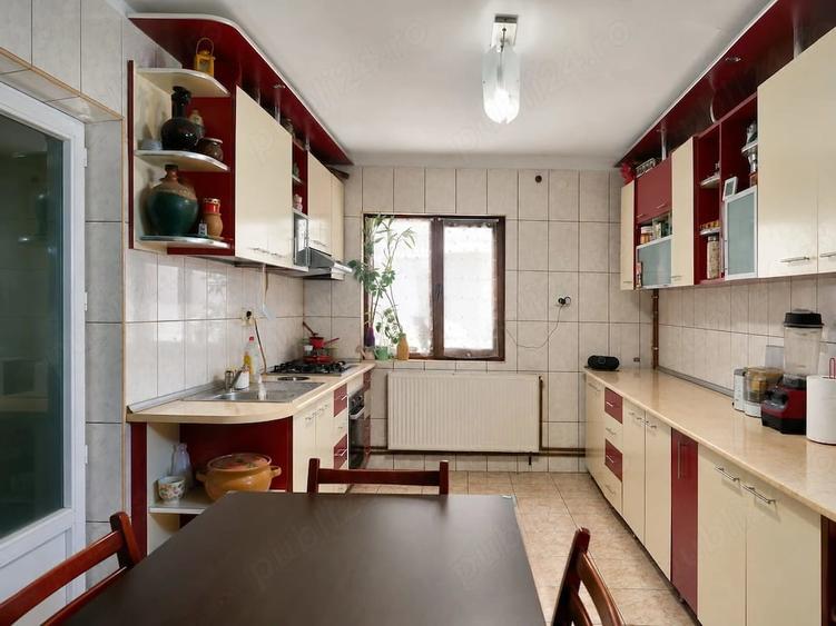 Casă cu 6 camere cu Teren 1100 Mp în Poiana
