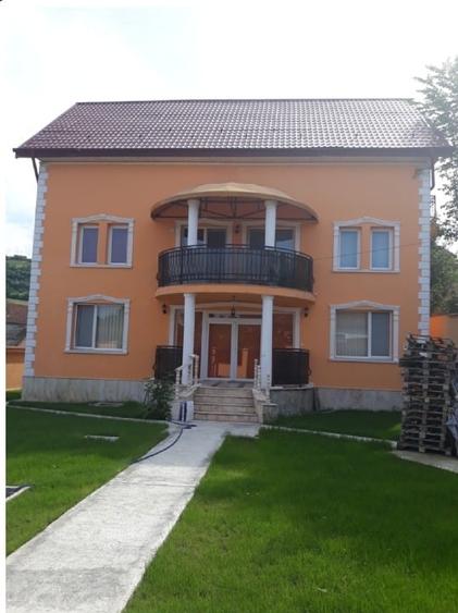 Casă individuală cu 12 camere cu Teren 730 Mp în Pietroasa