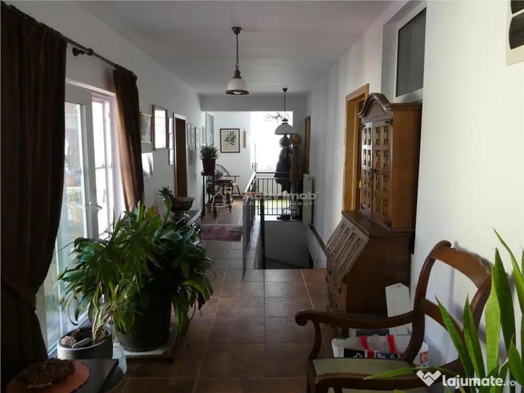 Casă cu 5 camere cu Teren 7241 Mp în Central