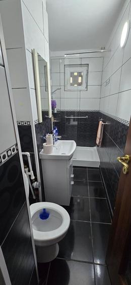 Apartament cu 3 camere semidecomandat, mobilat în Micro 5