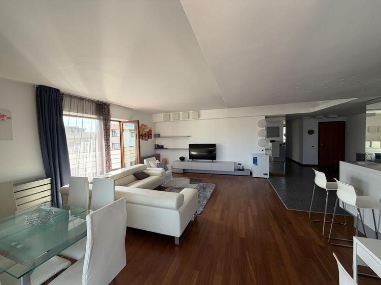 Apartament cu 4 camere decomandat în Herăstrău