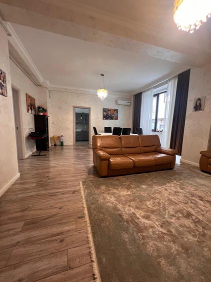 Apartament cu 3 camere semidecomandat, mobilat în Bucureștii Noi