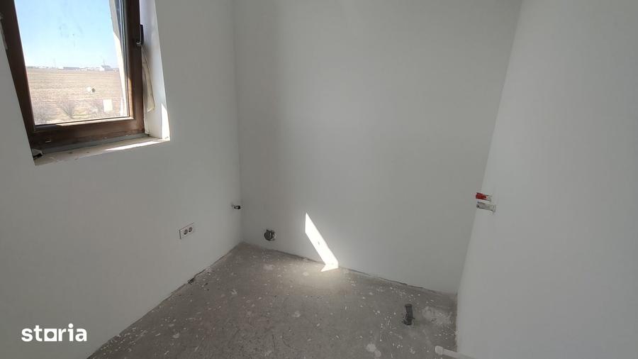 Casă cu 5 camere cu Teren 492 Mp în Glina