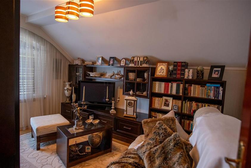 Casă cu 5 camere cu Teren 1229 Mp în Rontău