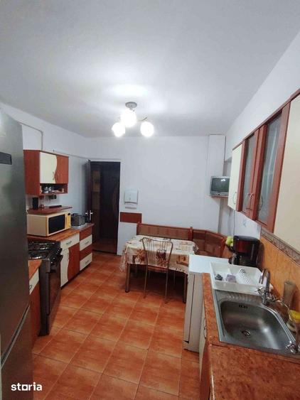 Apartament cu 4 camere decomandat în Cetate