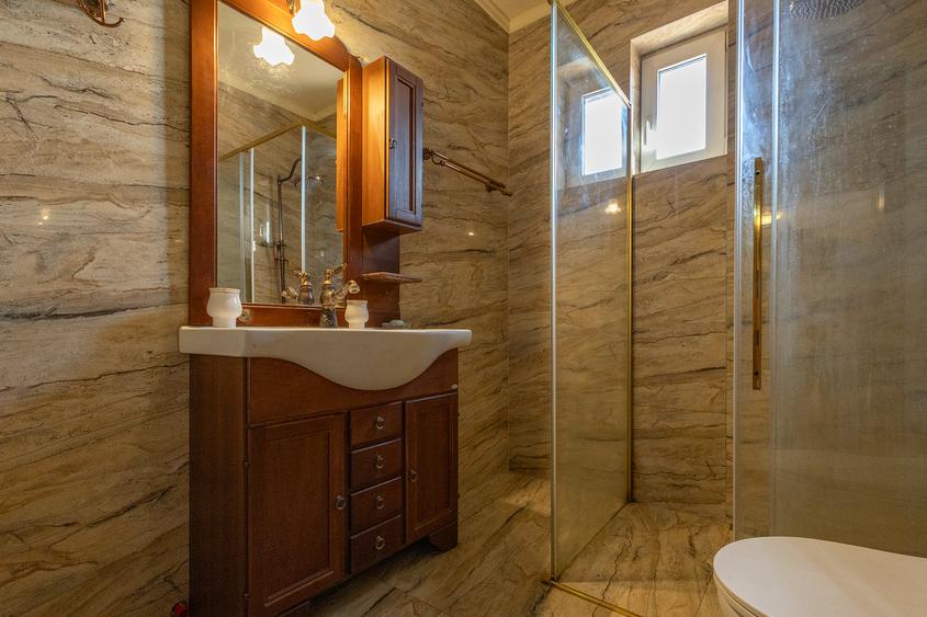 Casă individuală cu 7 camere cu Canalizare în Ronaț