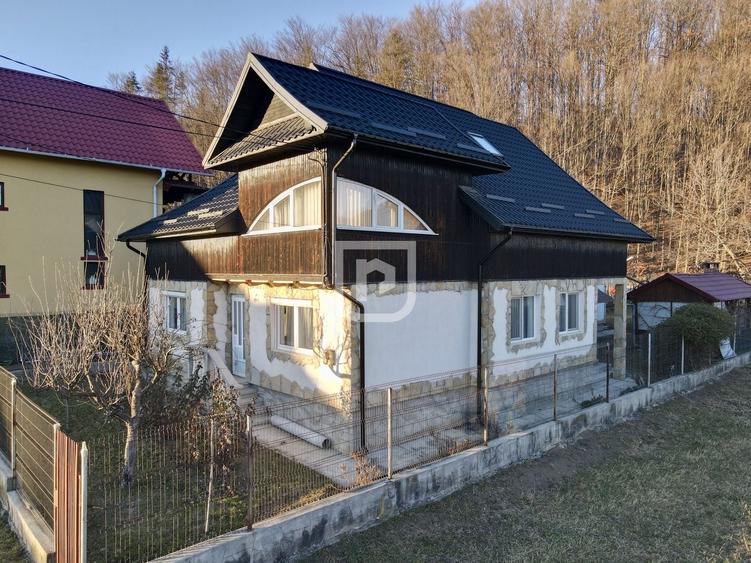 Casă individuală cu 7 camere cu Canalizare în Periferie