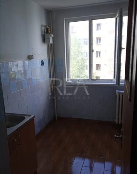 Apartament cu 3 camere semidecomandat în Drumul Taberei
