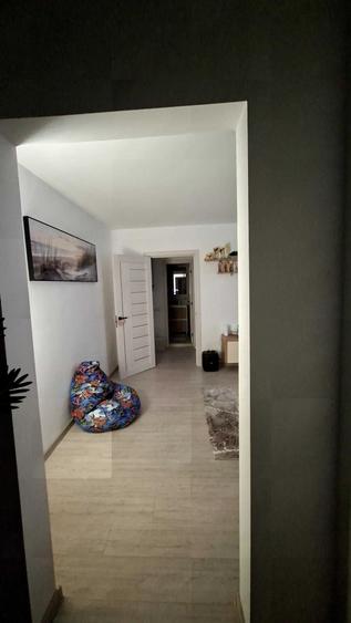 Apartament cu 3 camere semidecomandat în Berceni