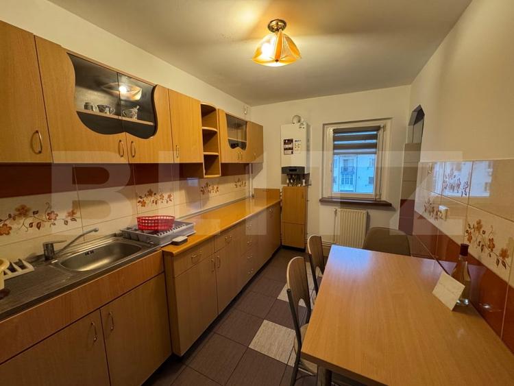Apartament cu 3 camere decomandat, mobilat în Craiovița Nouă