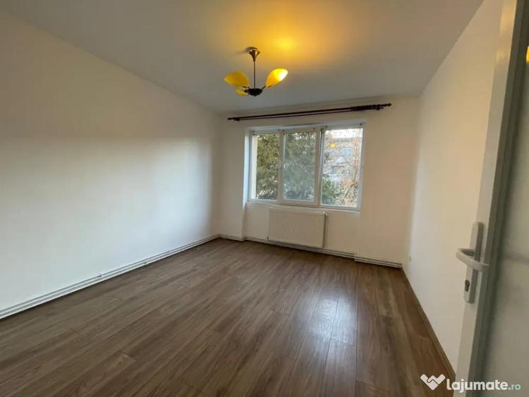 Apartament cu 2 camere semidecomandat în Săsar
