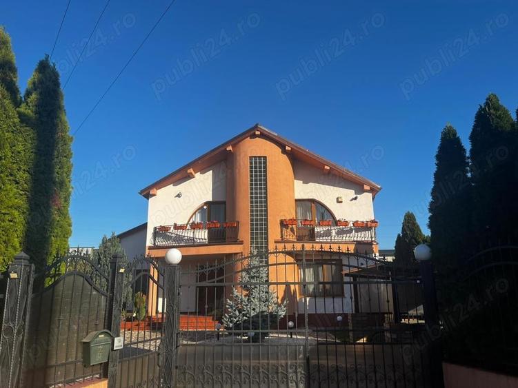 Casă cu 6 camere cu Teren 1250 Mp în Central