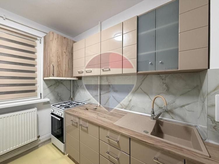 Apartament cu 3 camere semidecomandat, mobilat în Central