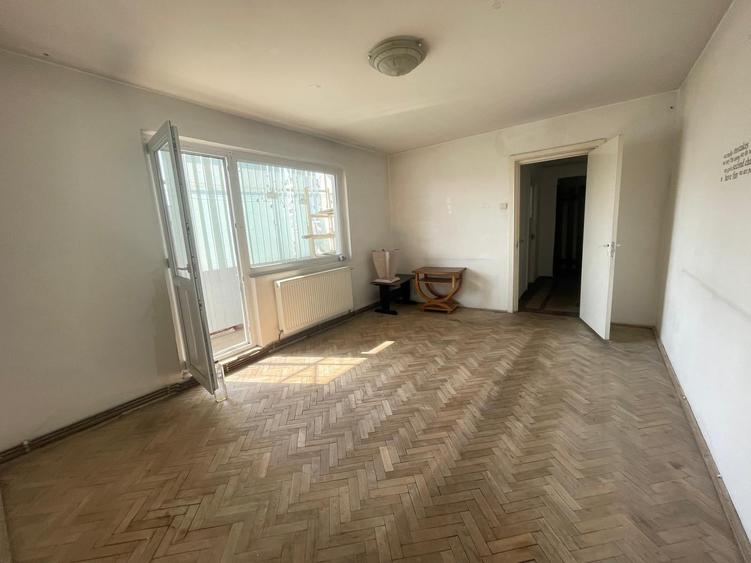 Apartament cu 3 camere semidecomandat în Podu Roș