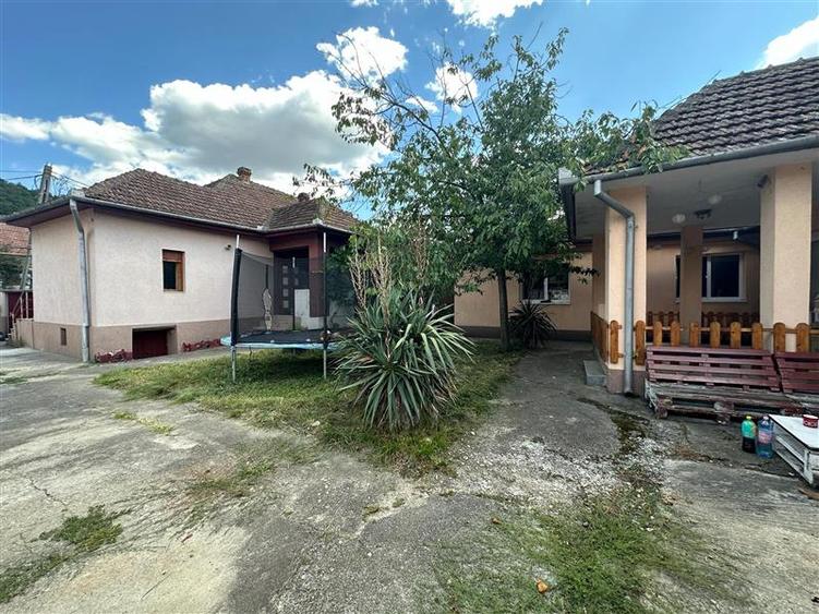 Casă individuală cu 6 camere cu Canalizare în Est