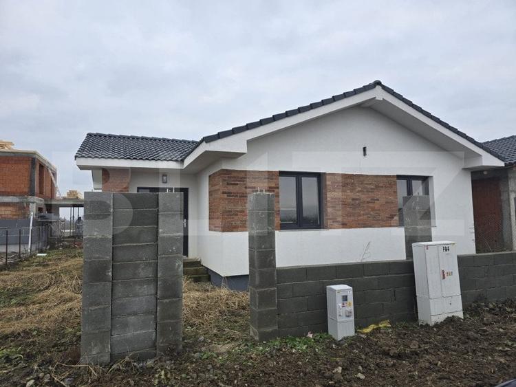 Casă individuală cu 3 camere semidecomandat cu Canalizare în Mărtinești
