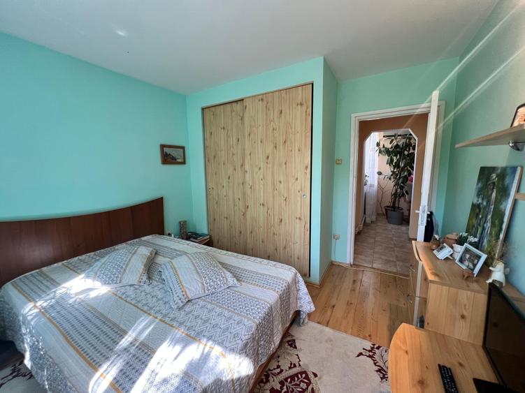 Apartament cu 3 camere decomandat în Far