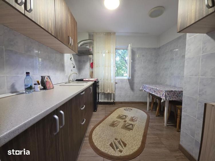 Apartament cu 3 camere semidecomandat în Dobroești