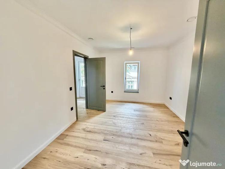 Casă cu 7 camere cu Teren 248 Mp în Romană