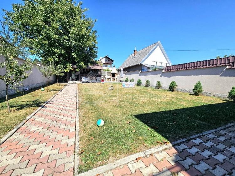 Casă individuală cu 5 camere cu Canalizare în Dâmbul Rotund