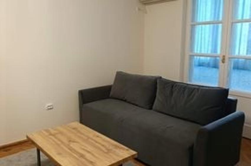 Apartament cu 2 camere semidecomandat în P-ța Victoriei