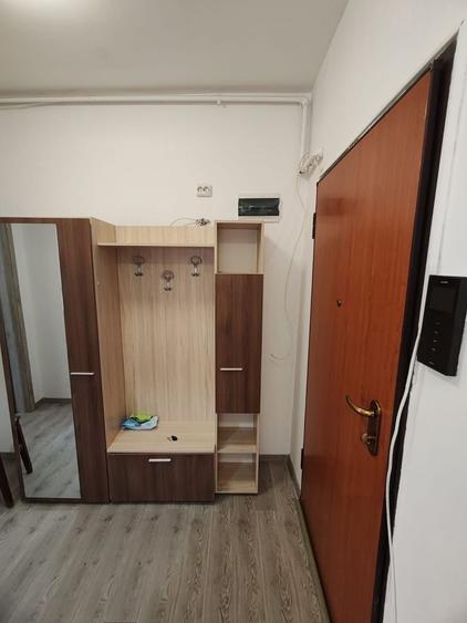 Apartament cu 3 camere decomandat, mobilat în Metalurgiei