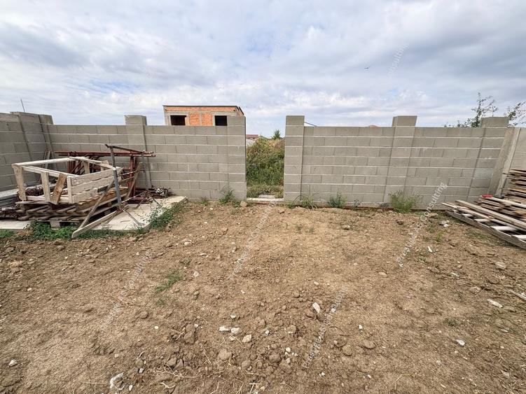Duplex cu 4 camere cu Canalizare în Moșnița Nouă